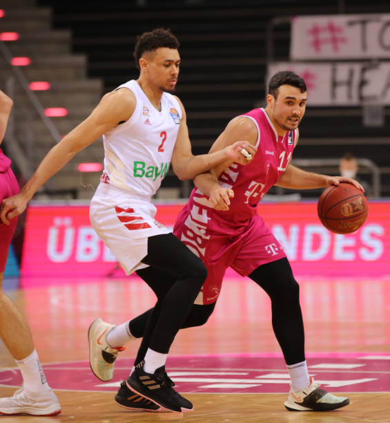 并凭借敏锐 并凭借敏锐